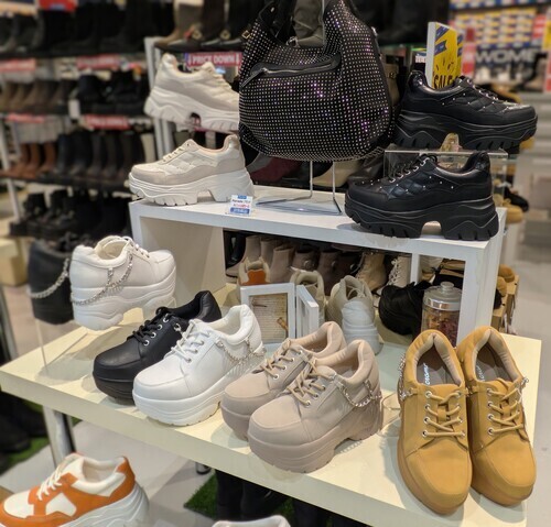 人気の厚底スニーカー